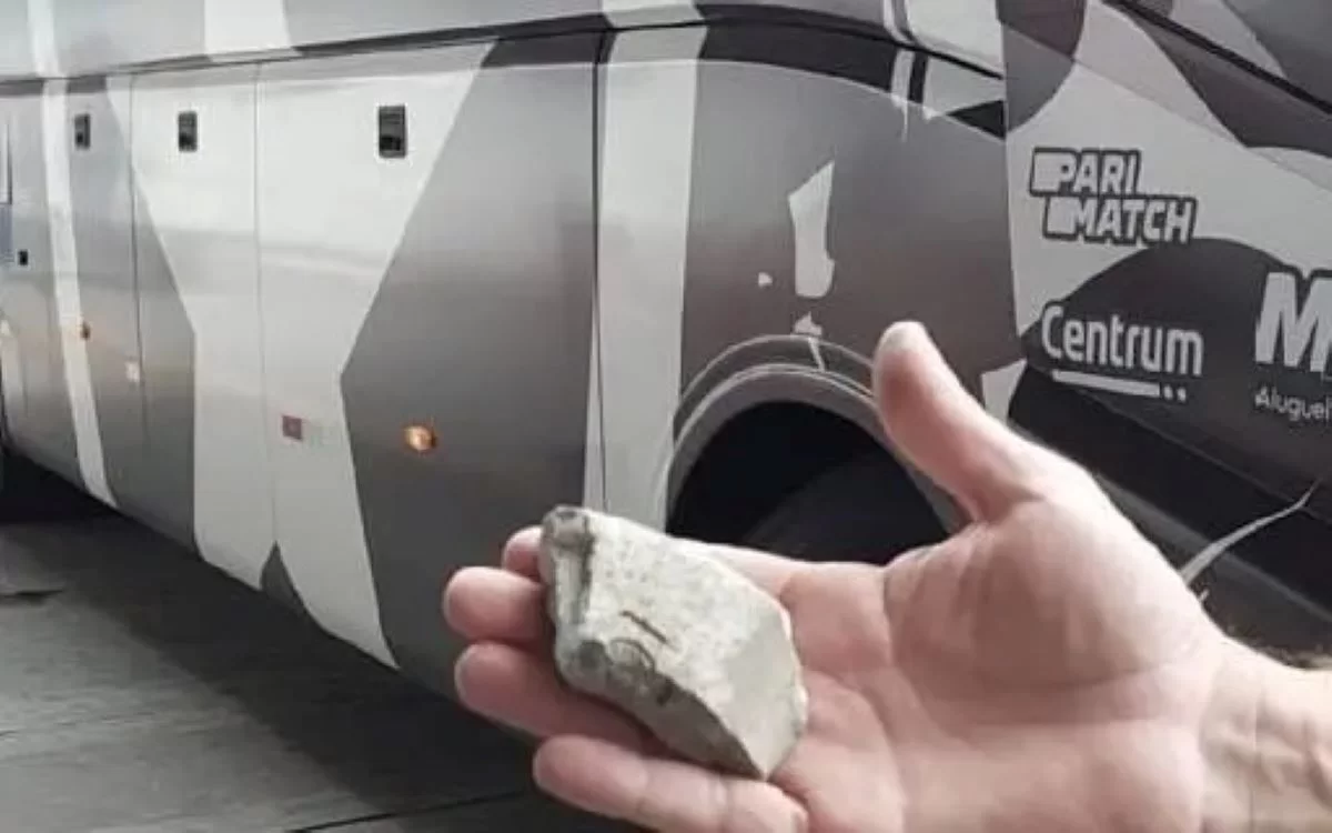 Ônibus do Botafogo é apedrejado por torcedores do Fluminense, em 2023