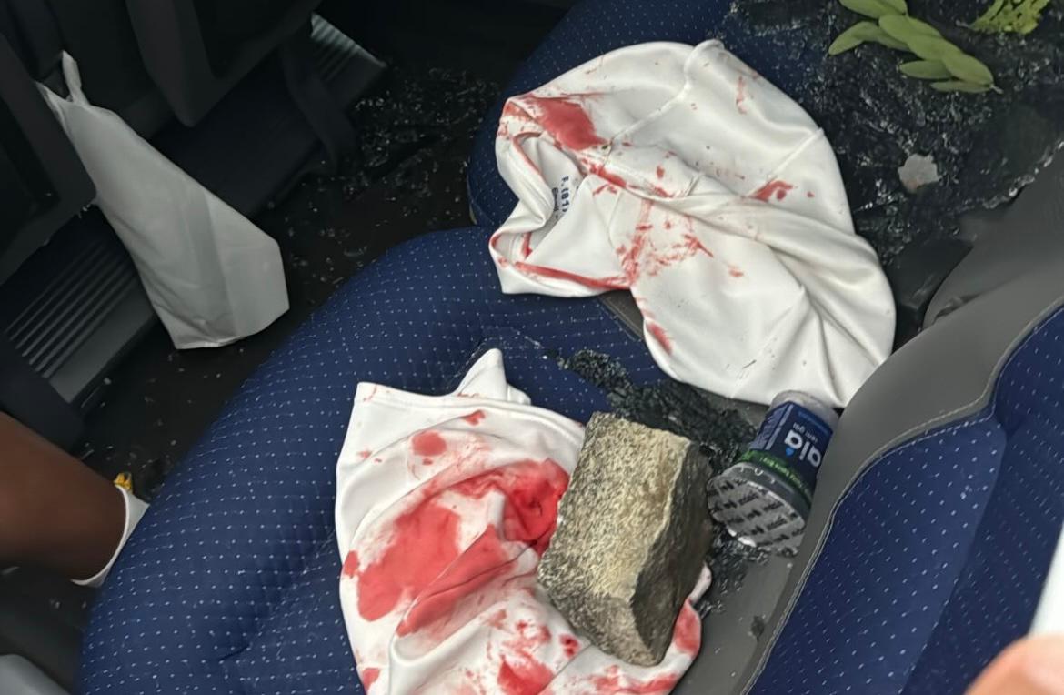Ônibus do Fortaleza foi atingido por bombas jogadas por torcida organizada do Sport, em 2024