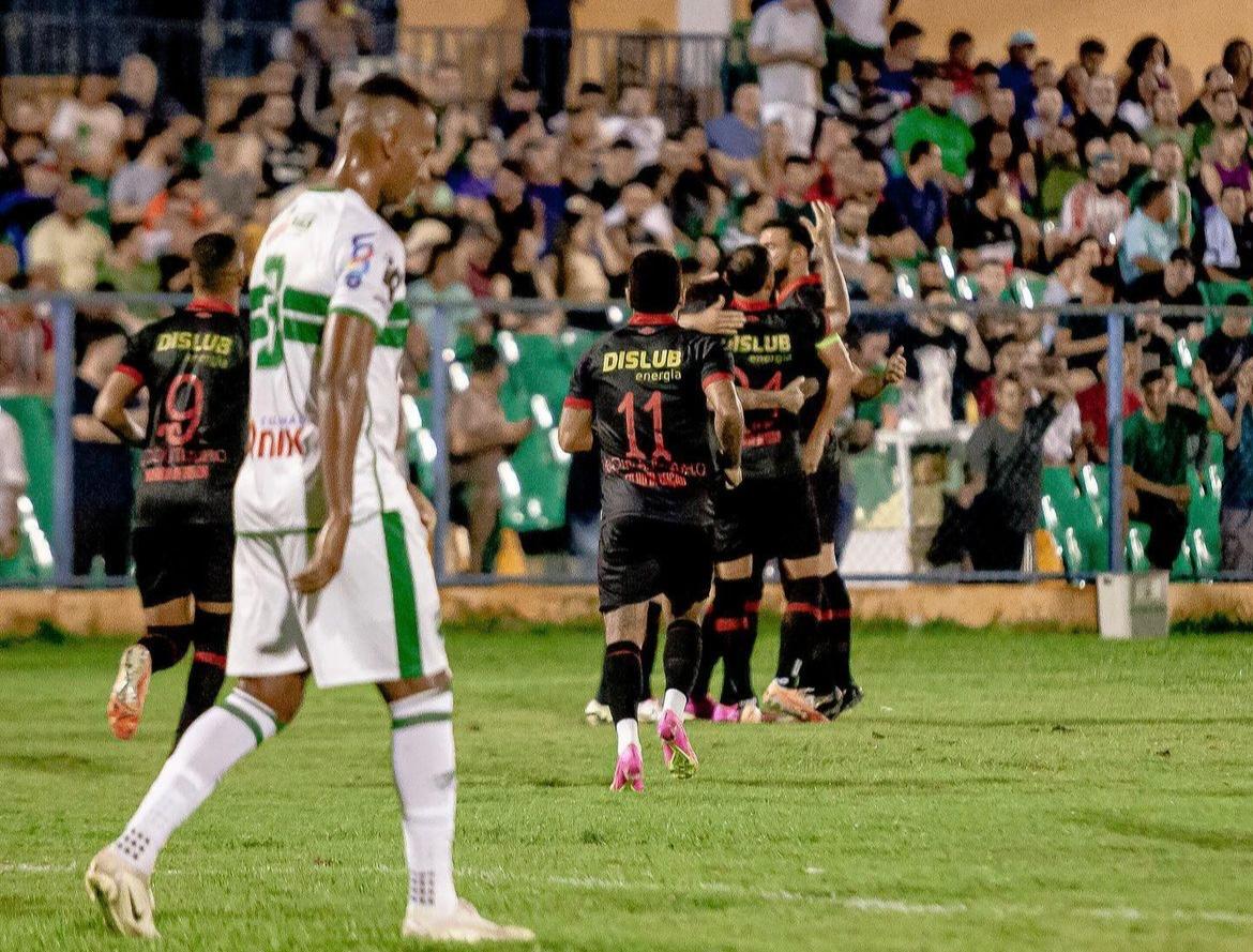 Sport teve que se adaptar ao duro gramado do Lindolfo Monteiro 