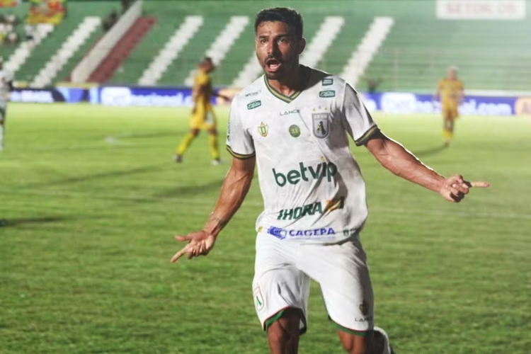 Diego Ceará comemora o gol da classificação do Sousa.