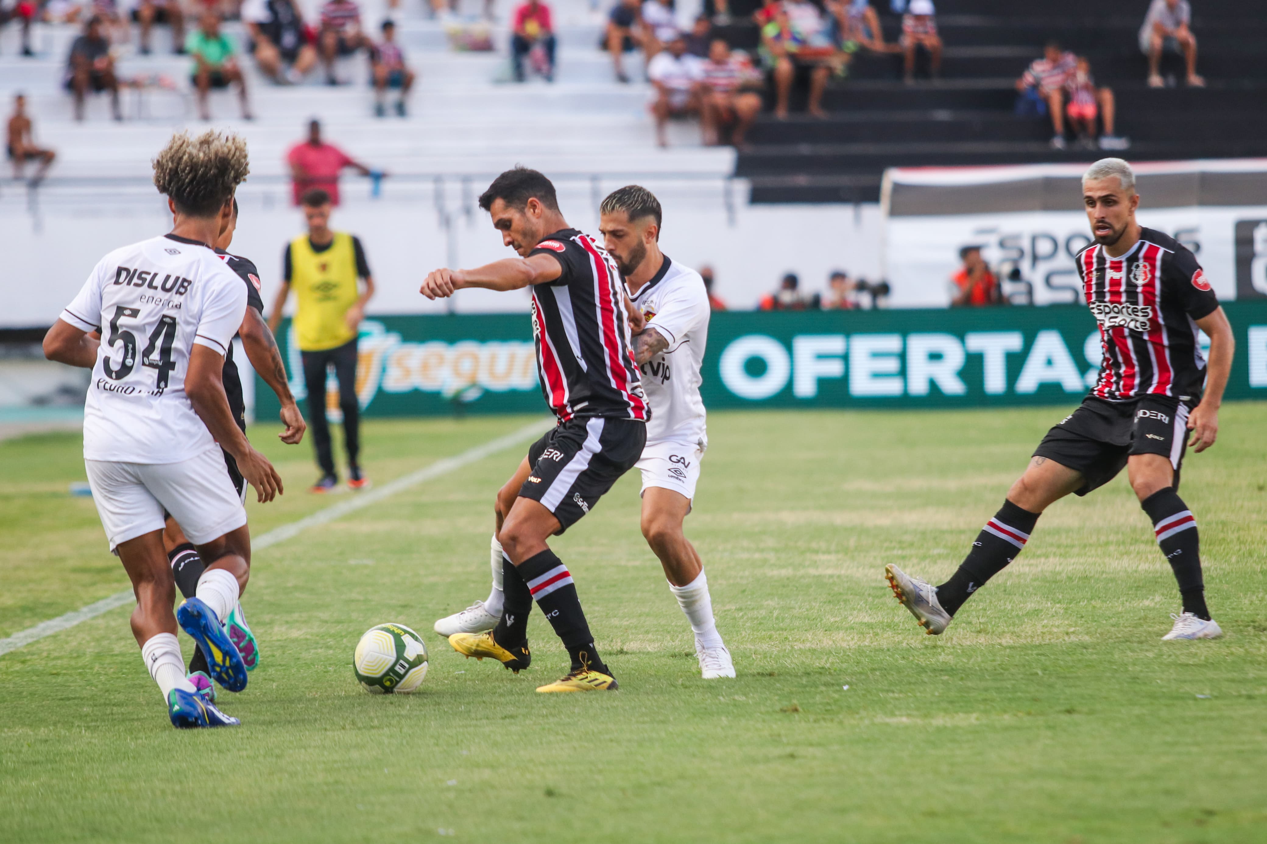 Santa Cruz e Sport fizeram jogo quente no Arruda