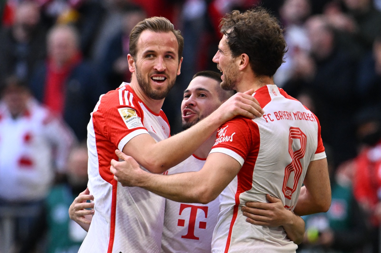 Kane fez três gols na goleada dos bávaros