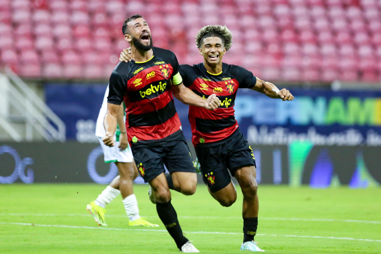 Luciano Castan (esquerda) marcou o seu primeiro gol com a camisa do Sport