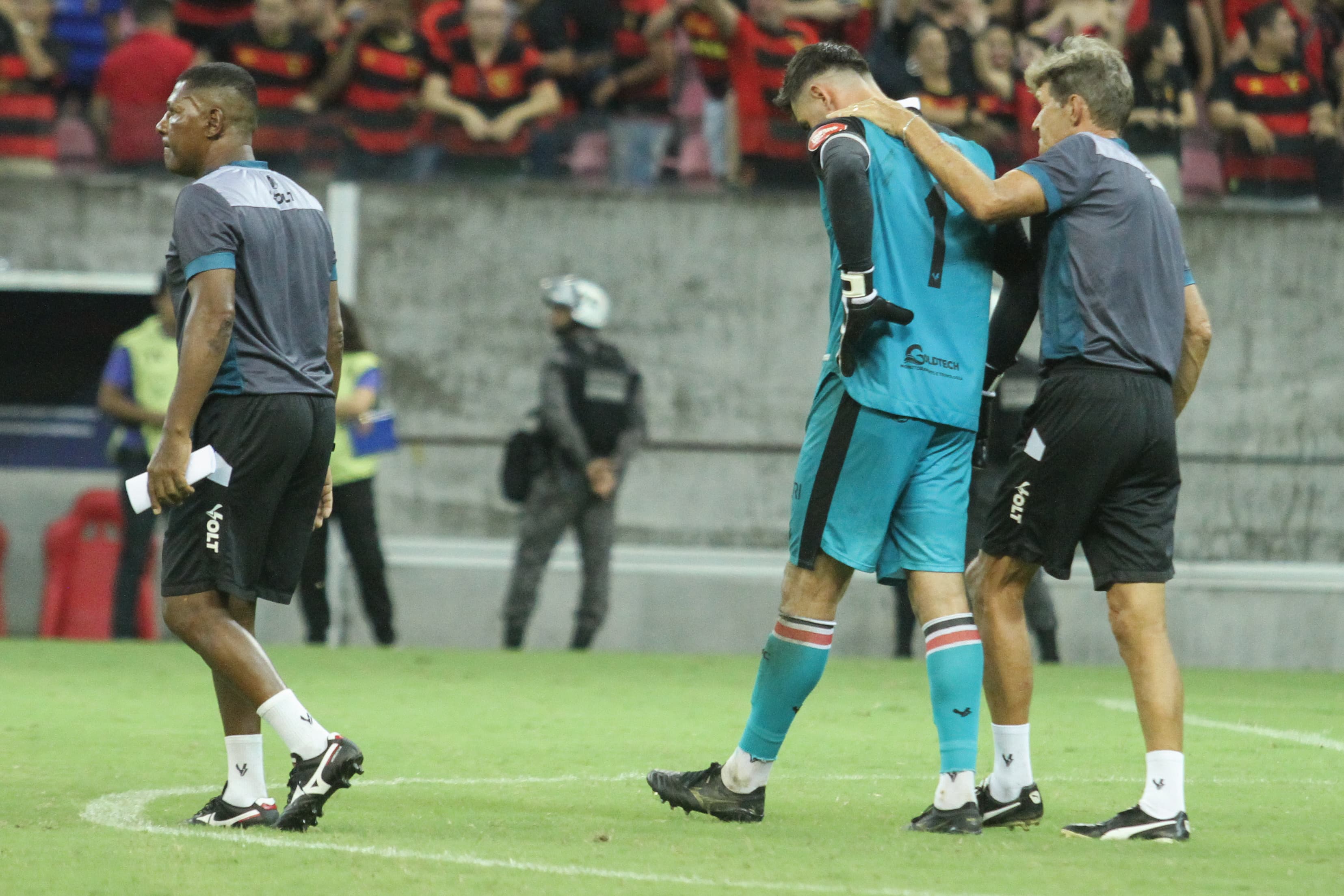 Goleiro William sai do gramado cabisbaixo com a eliminação do Santa Cruz