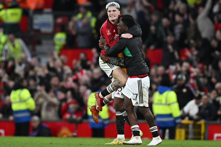 Jogadores do United comemoram a classificação no Old Trafford.