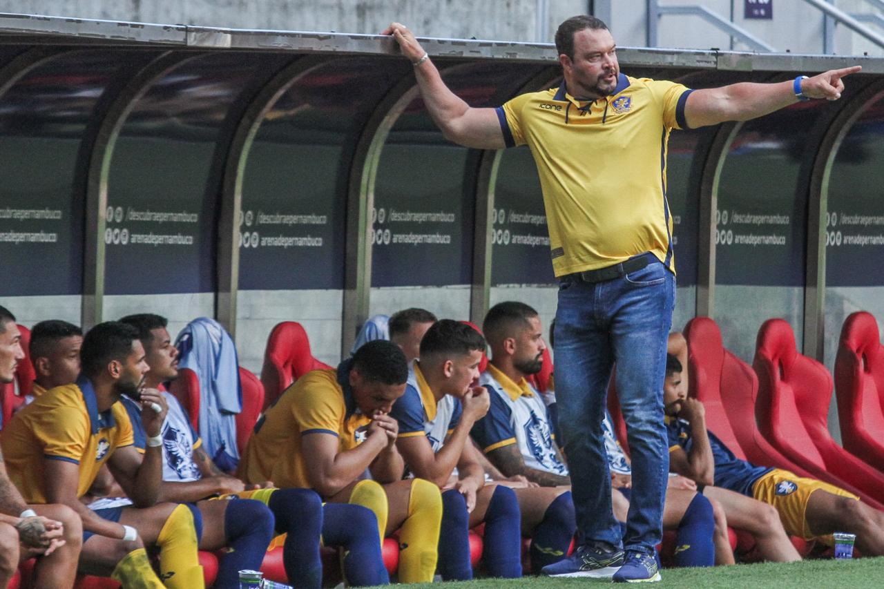 Roberto Fernandes comandou o Retrô em nove oportunidades