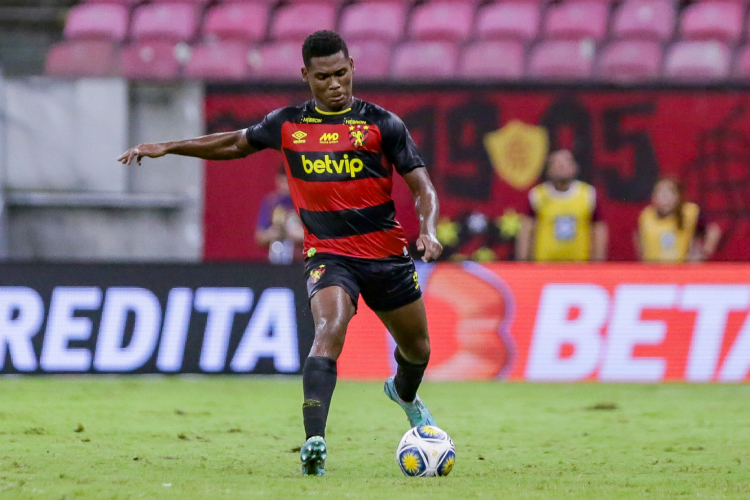 Nassom, zagueiro do Sport, fez sua estreia no profissional contra o Náutico