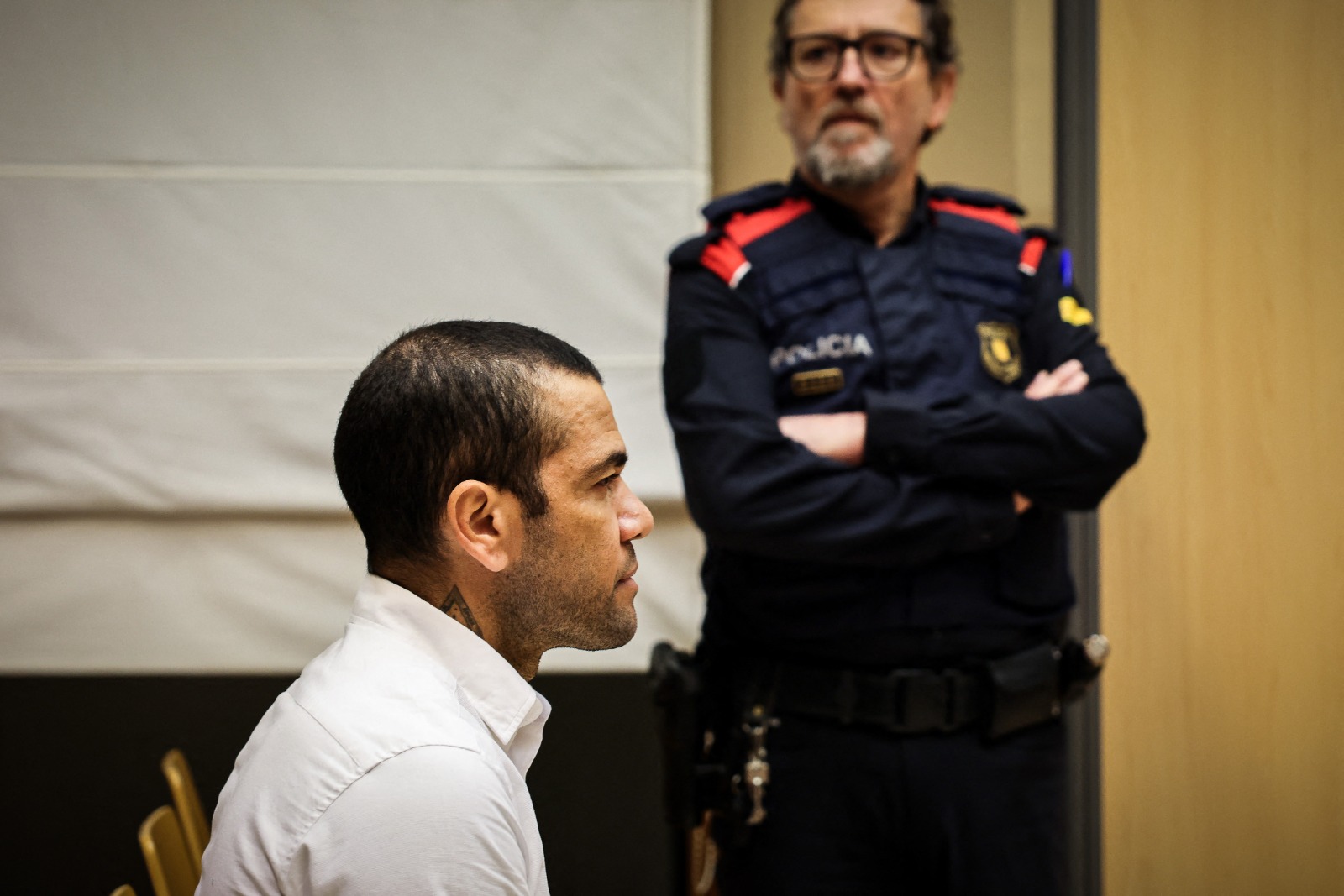 Daniel Alves teve os dois passaportes (espanhol e brasileiro) confiscados e não pode deixar o país europeu.