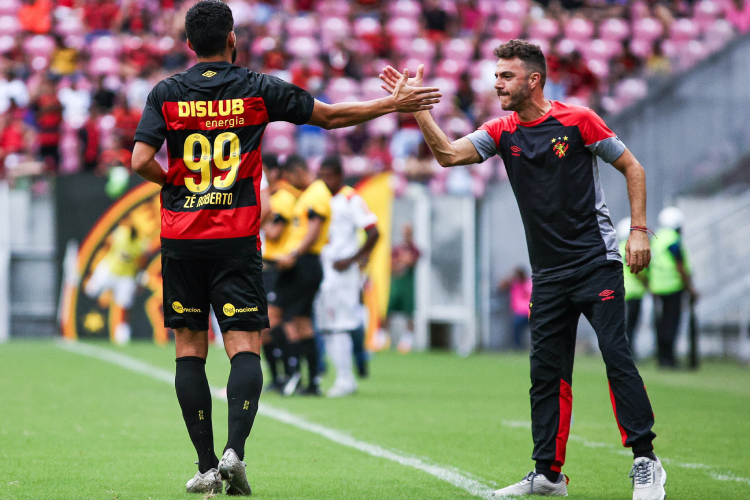 Mariano Soso cumprimenta Zé Roberto após gol do atacante pelo Campeonato Pernambucano