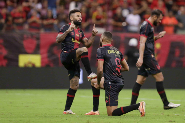 Gustavo Coutinho "lustra" as chuteiras de Romarinho, após jogadaça do camisa 11 na assistência do seu gol