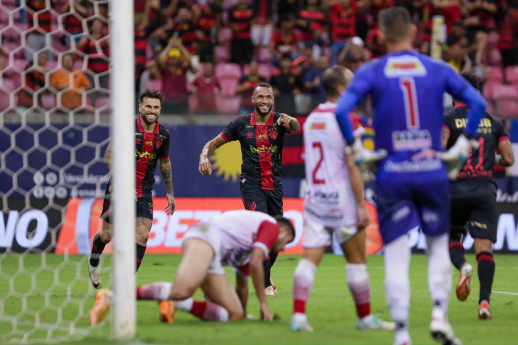 Gustavo Coutinho se isolou na artilharia do Sport na temporada com 8 gols marcados