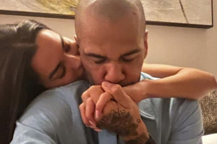 Joana Sanz posta foto com Daniel Alves, mesmo com o brasileiro sendo acusado de estupro na Espanha