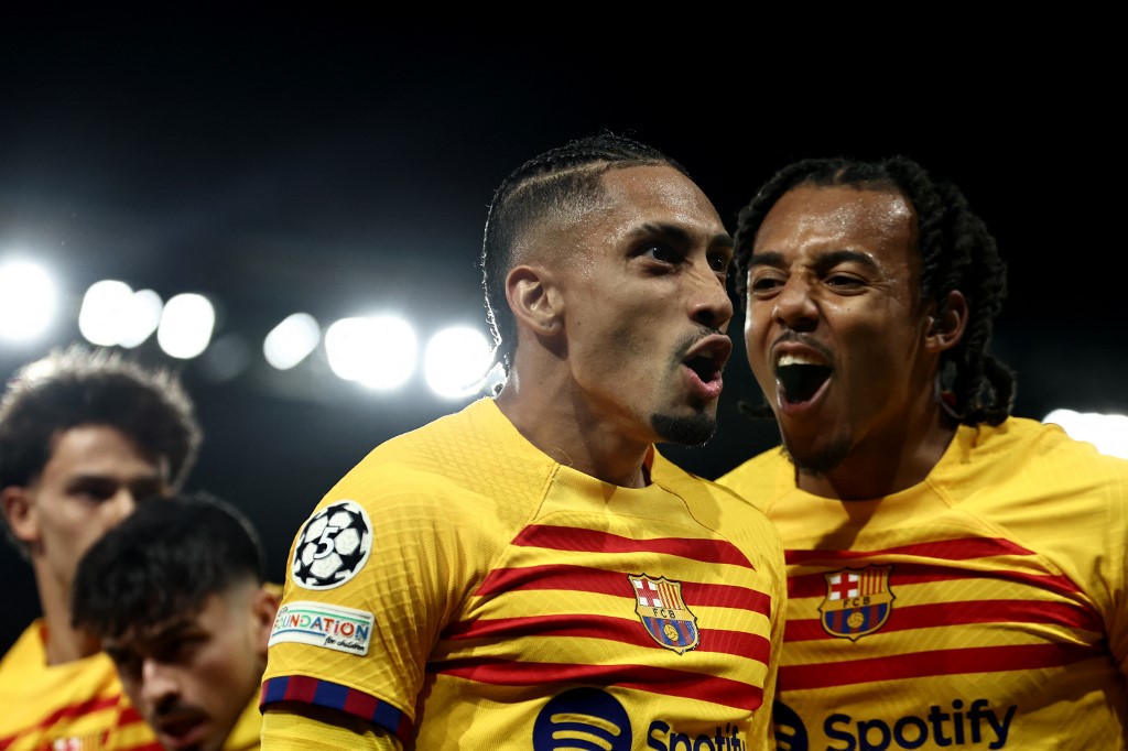 Raphinha marcou dois gols em vitória do Barcelona contra o PSG em Paris