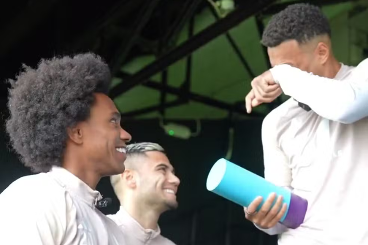 Rodrigo Muniz recebeu prêmio de jogador do mês de março
