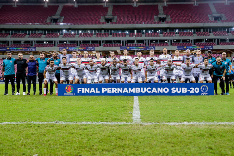 Santa Cruz foi vice-campeão do Campeonato Pernambucano Sub-20 em 2023 e não conquista Estadual desde 2003