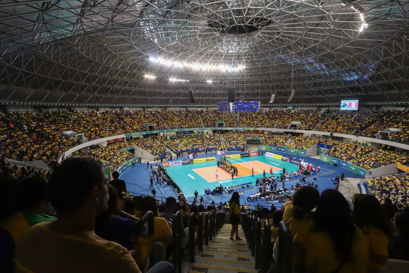 Torcida pernambucana costuma chegar junto e lotar o Geraldão em jogos de vôlei