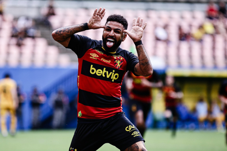 Romarinho foi o nome do jogo, com um gol e uma assistência para Gustavo Coutinho