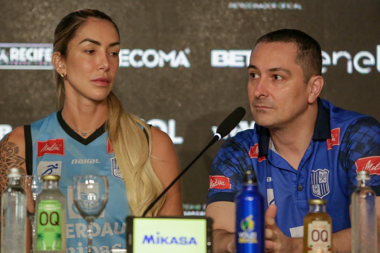 Capitã Thaísa ao lado do técnico do Minas, o italiano Nicola Negro