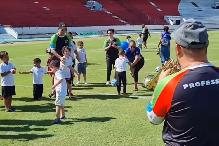 Santa Cruz recebe grupo de crianças com autismo