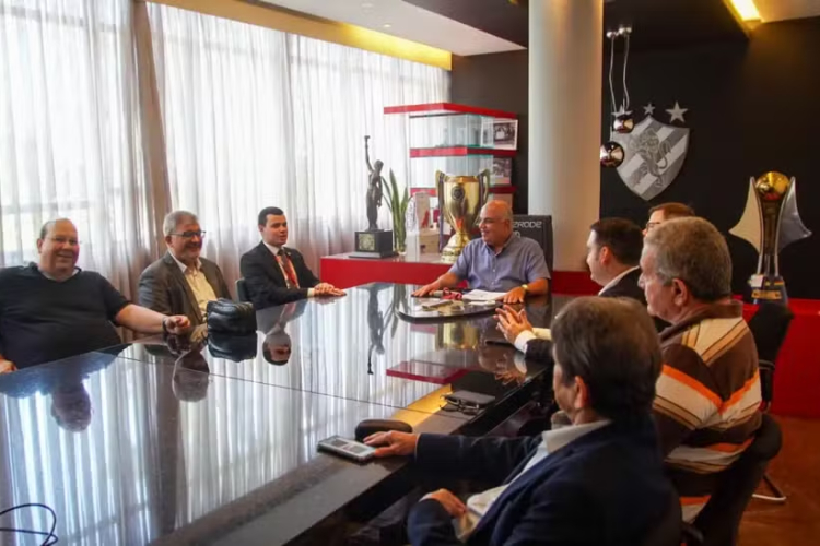 Presidente do Sport, Yuri Romão (centro), em reunião com representantes do Fortaleza e Ceará