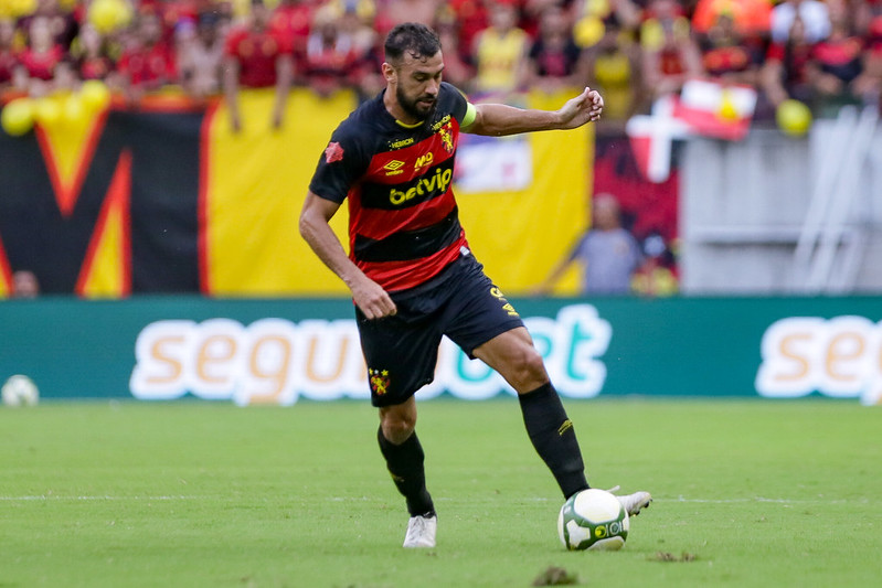 Luciano Castán tem uma média de 82 minutos jogados por partida, liderando o quesito no Sport