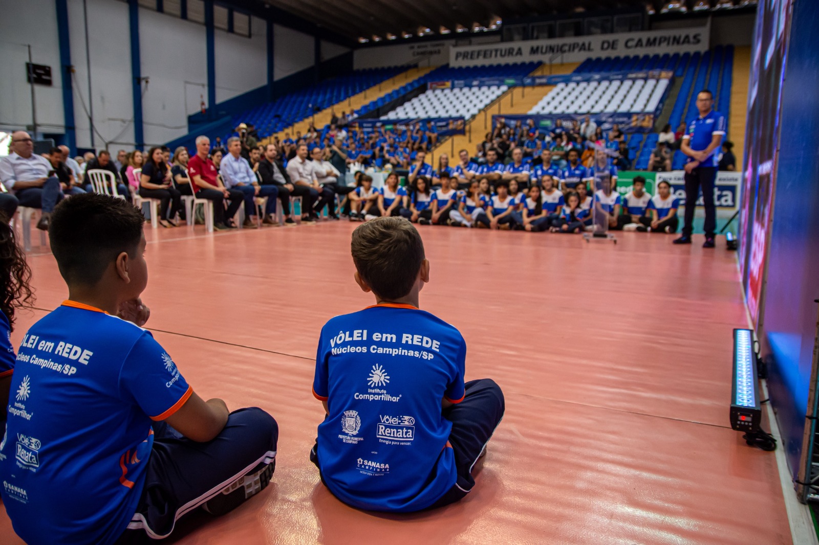 Projetos sociais do time promove clínicas, campeonatos e a introdução à modalidade com a prática do mini vôlei