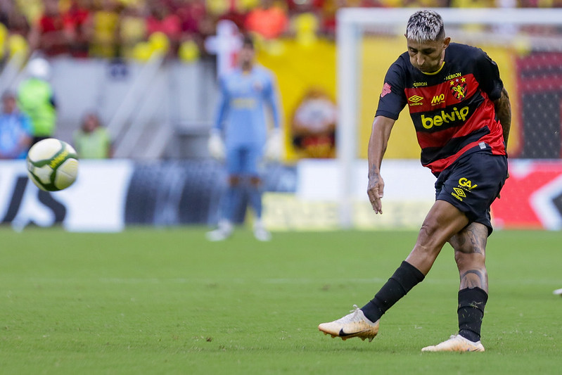 O meia Alan Ruiz volta a ser opção para Mariano Soso após três jogos lesionado