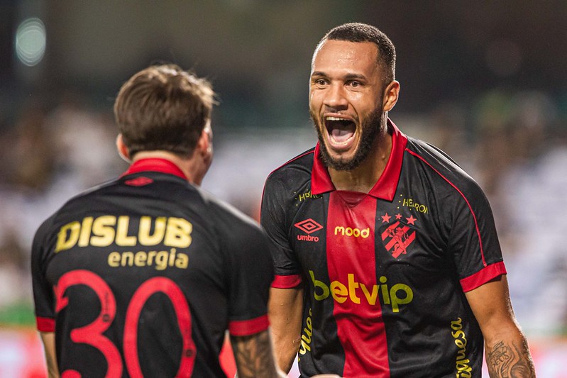Gustavo Coutinho fez seu terceiro gol nesta Série B