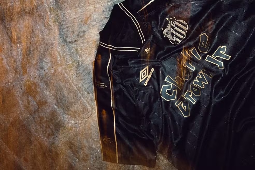 Santos comercializará 1.992 unidades da camisa, em alusão ao ano de fundação da banda