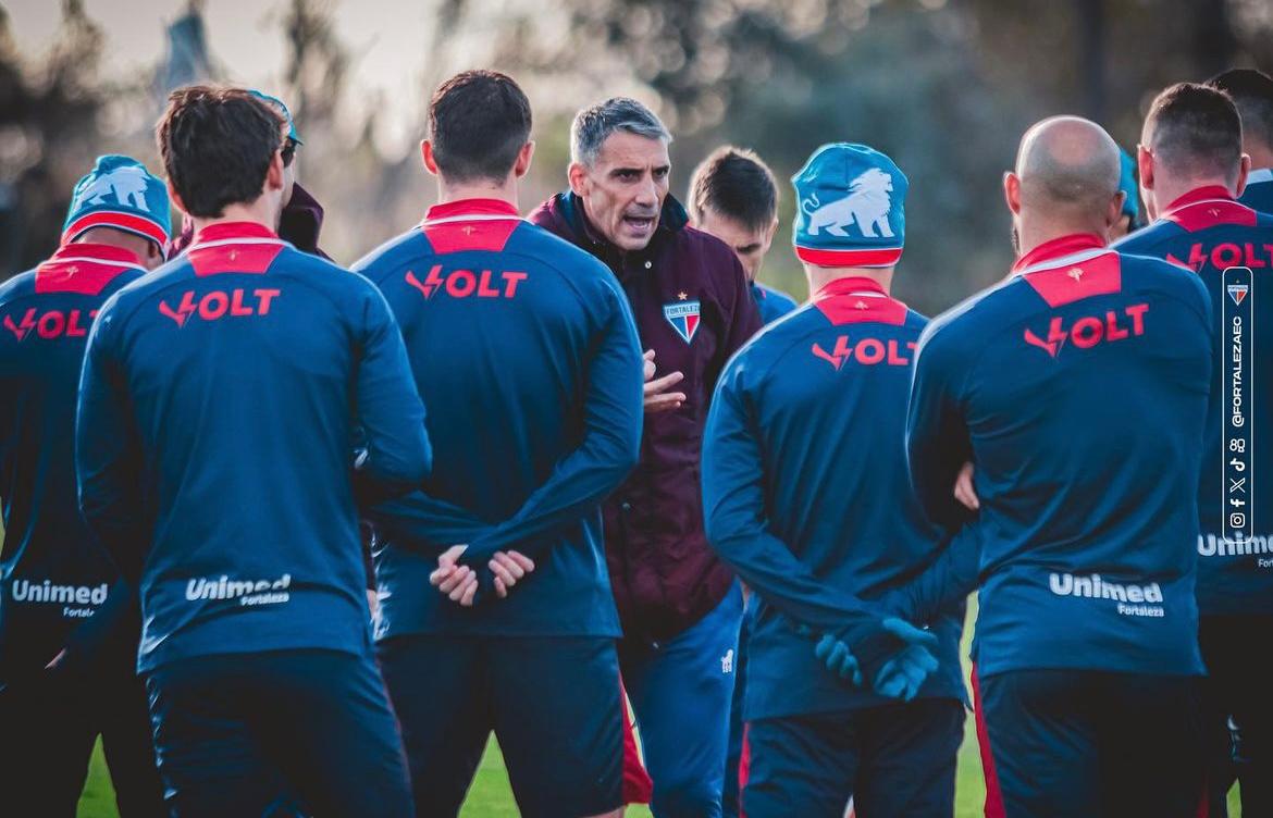 O técnico Juan Pablo Vojvoda comandou o último treinamento no CT do Independiente, em Avellaneda