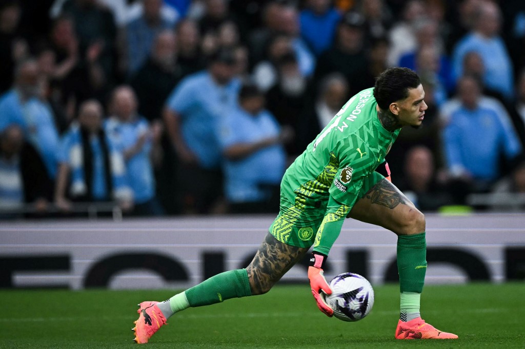 Ederson foi substituído durante a partida contra o Tottenham