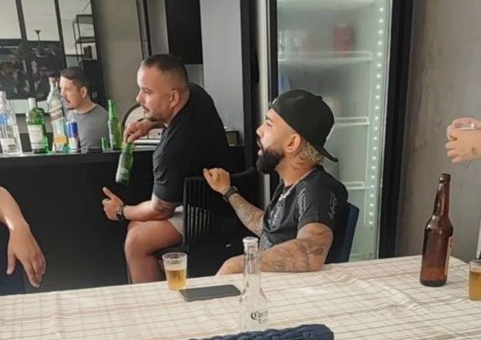 O posicionamento oficial da assessoria do jogador é de que a imagem é manipulada