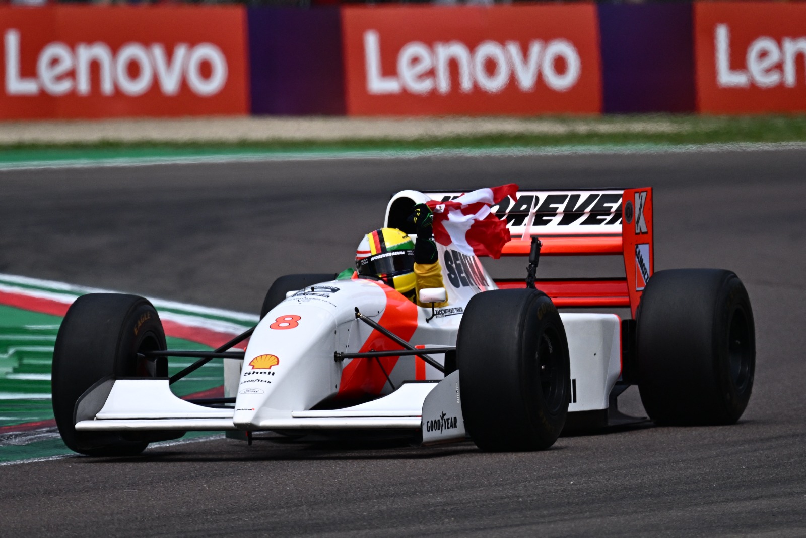 Vettel também liderou uma volta de honra a pé nesta semana no circuito, com os pilotos de F1, F2 e F3, antes de observar um minuto de silêncio em memória de Senna, na curva Tamburello, onde faleceu