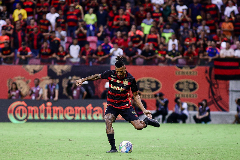 Dalbert parecia ser a escolha mais lógica para o jogo contra o Fortaleza, mas não está inscruito na Copa do Nordeste