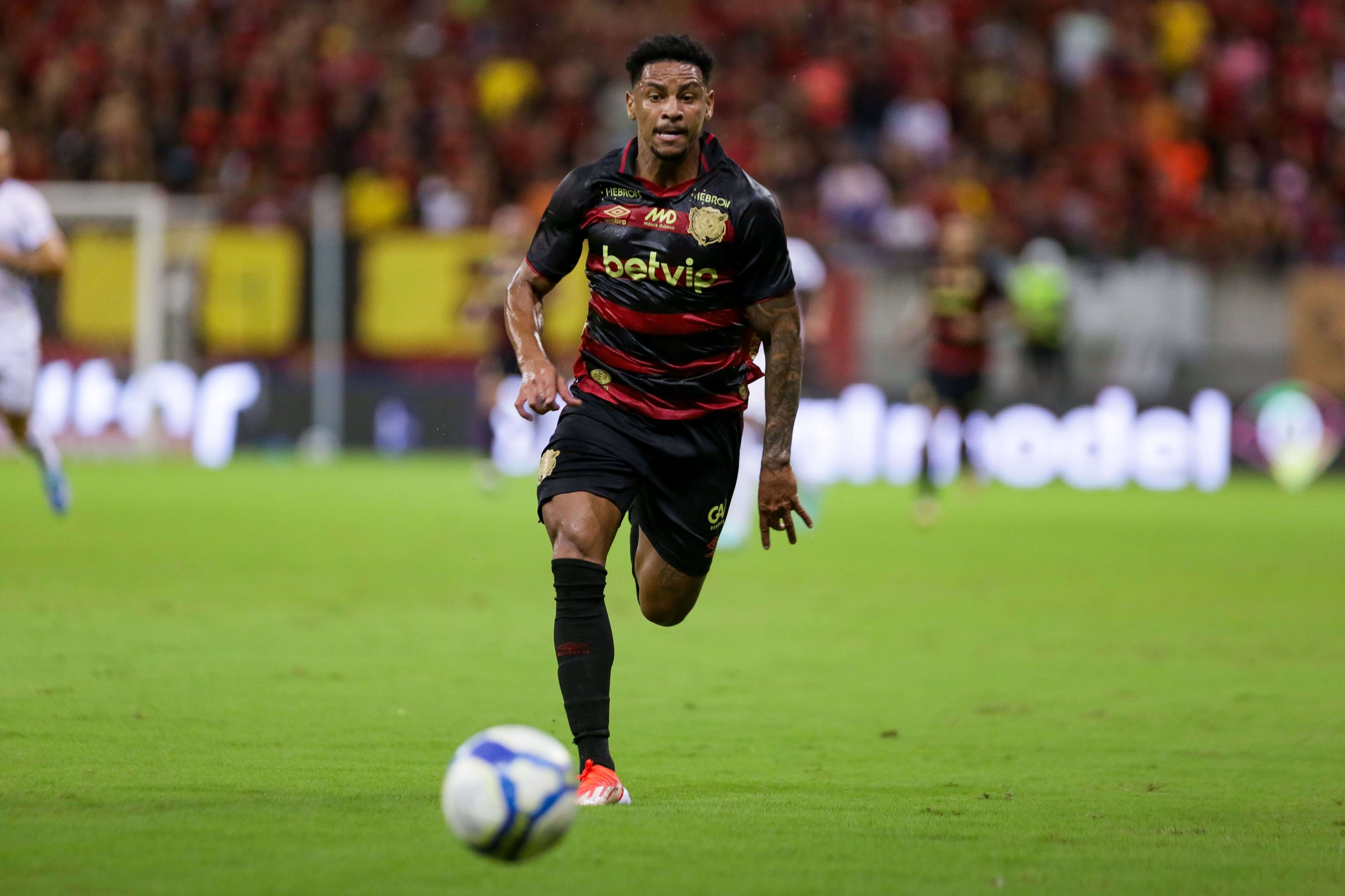 Felipinho é o lateral-esquerdo titular do Sport e foi substituído ainda no primeiro tempo no jogo de ontem (22)