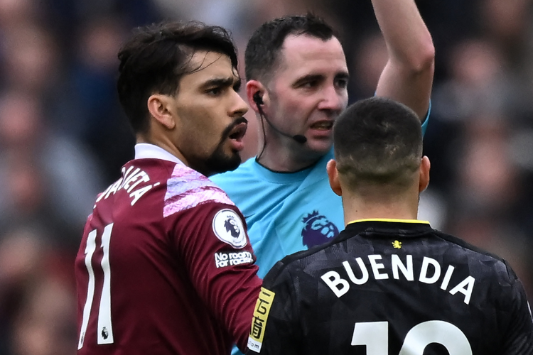 Paquetá tomando um cartão amarelo durante uma partida do West Ham
