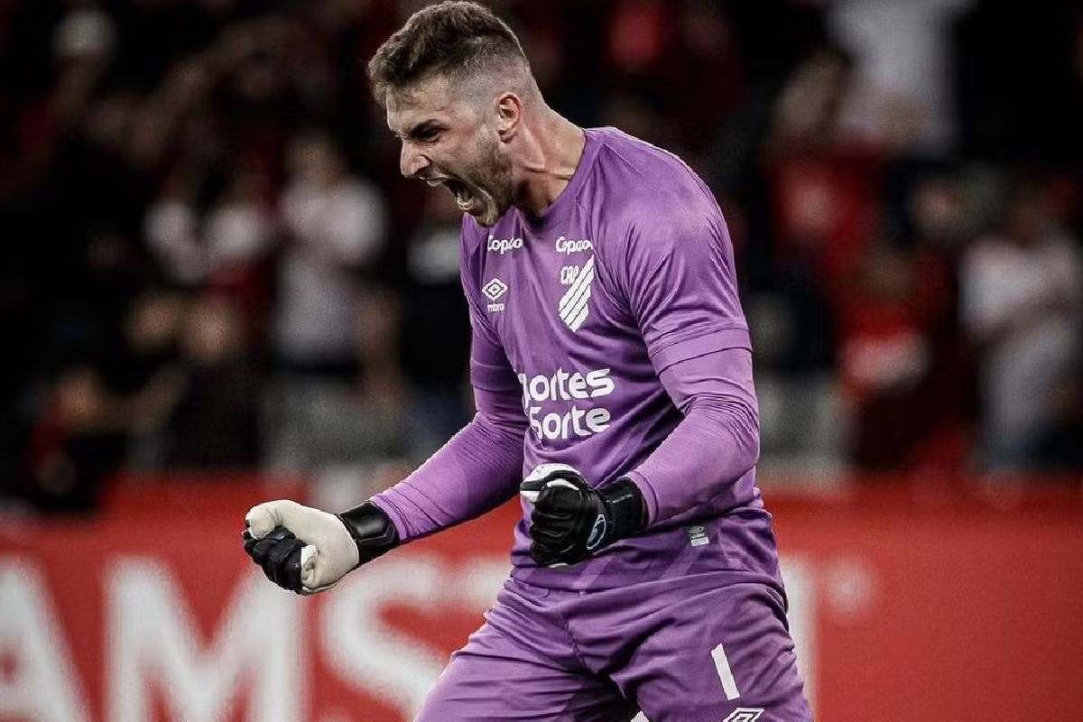 Bento é um dos goleiros convocados por Dorival para a disputa da Copa América