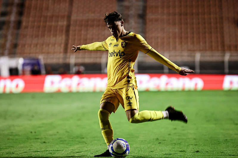 Chrystian Barletta deve ganhar mais uma oportunidade no time titular, formando trio ofensivo com Romarinho e Coutinho
