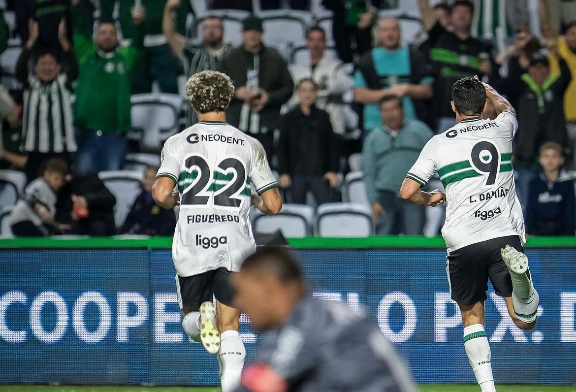 Leandro Damião fez o terceiro gol do Coxa