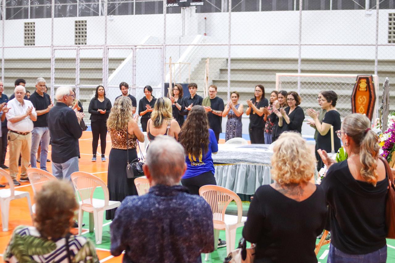 Familiares, amigos e admiradores de Pampa foram ao Colégio Salesiano neste sábado à noite (8) para o velório aberto ao público 