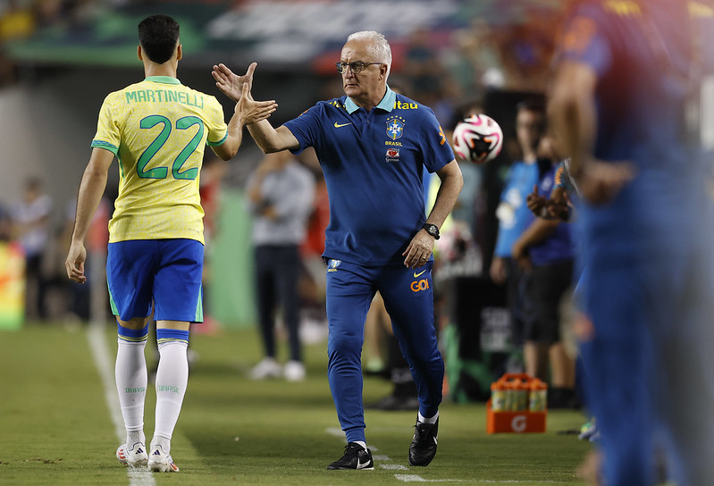 Dorival Júnior cumprimenta Gabriel Martinelli 