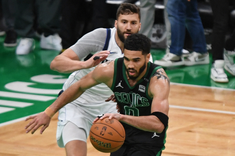 Jayson Tatum nº 0 do Boston Celtics segura a bola durante o jogo contra o Dallas Mavericks durante o jogo 2 das finais da NBA de 2024