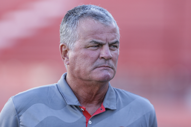 Técnico Mazola expõe salário de atleta