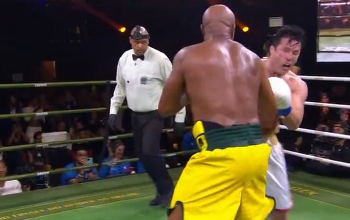 O confronto foi a luta principal do 1º Fight Night e seguiu as regras do boxe