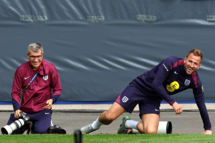 O atacante inglês Harry Kane participa de um treino em Jena, leste da Alemanha 