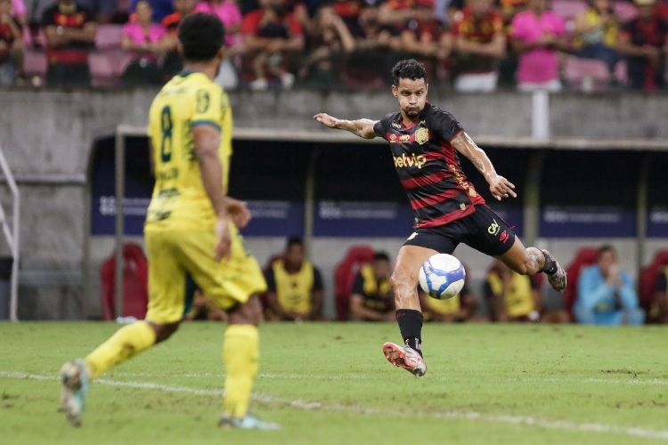 Roberto Rosales celebra gol do Sport diante do Mirassol
