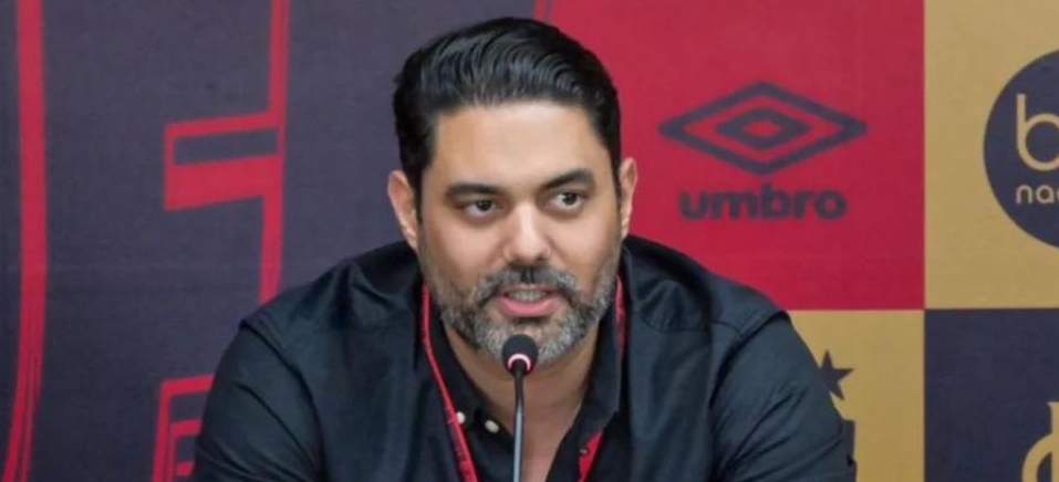 Diretor-rubro negro explicou como anda a relação do jogador com o clube após a chegada da proposta