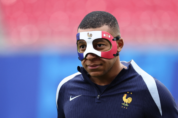 Mbappé sofreu uma fratura no nariz em jogo contra a Áustria na segunda-feira (17).