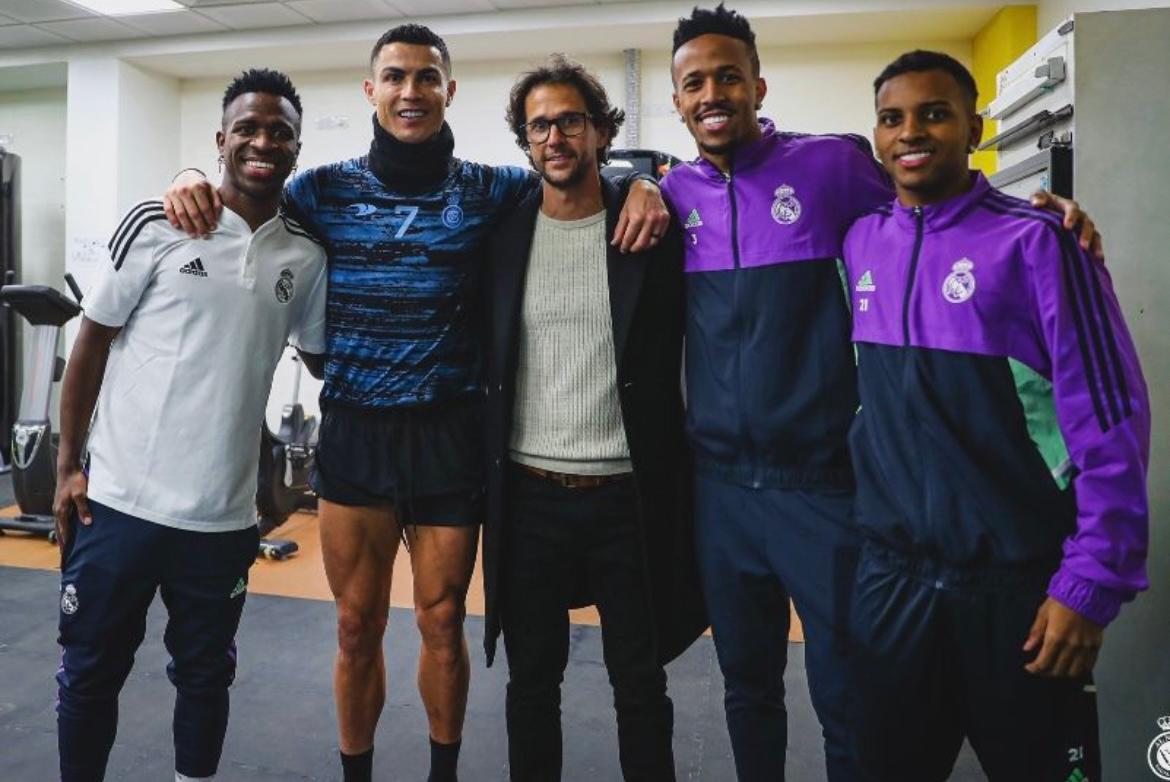 Salazar ao lado de Cristiano Ronaldo e craques da Seleção Brasileira Vini Jr, Militão e Rodrygo
