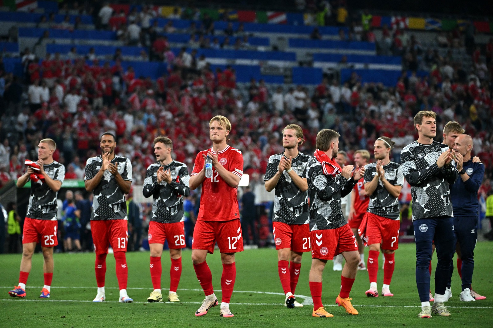Dinamarca segue na Euro